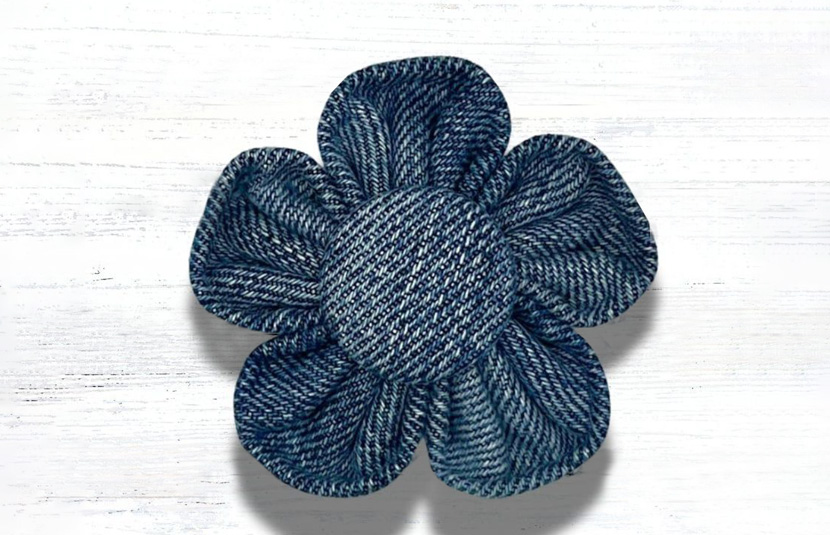 دو آیتم ساده، استایلی متفاوت: جین کهنه و کمربند گل‌دار 